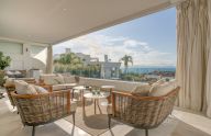 Moderno apartamento dúplex en planta baja en Sierra Blanca. Marbella