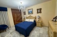 Espacioso apartamento de dos dormitorios con garaje en el centro de Marbella