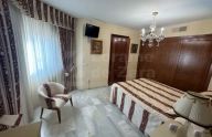 Espacioso apartamento de dos dormitorios con garaje en el centro de Marbella