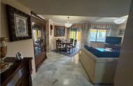 Espacioso apartamento de dos dormitorios con garaje en el centro de Marbella