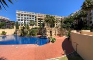 Espacioso piso de tres dormitorios a pocos metros del mar en San Pedro de Alcántara, Marbella