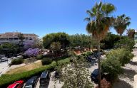 Espacioso piso de tres dormitorios a pocos metros del mar en San Pedro de Alcántara, Marbella