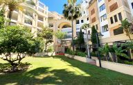 Espacioso piso de tres dormitorios a pocos metros del mar en San Pedro de Alcántara, Marbella