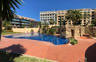 Espacioso piso de tres dormitorios a pocos metros del mar en San Pedro de Alcántara, Marbella