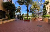 Espacioso piso de tres dormitorios a pocos metros del mar en San Pedro de Alcántara, Marbella