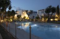 Moderno apartamento reformado de 3 dormitorios con parking en Nueva Andalucía, Marbella