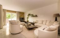 Moderno apartamento reformado de 3 dormitorios con parking en Nueva Andalucía, Marbella
