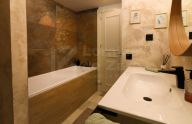 Moderno apartamento reformado de 3 dormitorios con parking en Nueva Andalucía, Marbella