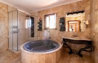 Soleada villa urbana de 6 dormitorios a pocos pasos del centro en Marbella