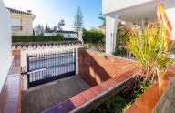 Soleada villa urbana de 6 dormitorios a pocos pasos del centro en Marbella