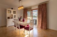 Soleada villa urbana de 6 dormitorios a pocos pasos del centro en Marbella