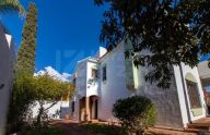 Soleada villa urbana de 6 dormitorios a pocos pasos del centro en Marbella