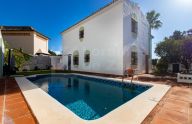 Soleada villa urbana de 6 dormitorios a pocos pasos del centro en Marbella