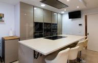 Soleada villa urbana de 6 dormitorios a pocos pasos del centro en Marbella