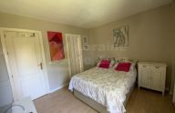 Amplio piso de 3 dormitorios en urbanización privada con piscina, jardines y parking en Nueva Andalucía, Marbella