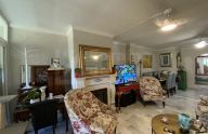 Amplio piso de 3 dormitorios en urbanización privada con piscina, jardines y parking en Nueva Andalucía, Marbella