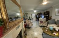 Amplio piso de 3 dormitorios en urbanización privada con piscina, jardines y parking en Nueva Andalucía, Marbella