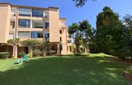 Amplio piso de 3 dormitorios en urbanización privada con piscina, jardines y parking en Nueva Andalucía, Marbella