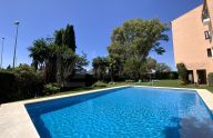 Amplio piso de 3 dormitorios en urbanización privada con piscina, jardines y parking en Nueva Andalucía, Marbella