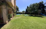 Amplio piso de 3 dormitorios en urbanización privada con piscina, jardines y parking en Nueva Andalucía, Marbella