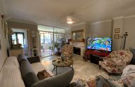 Amplio piso de 3 dormitorios en urbanización privada con piscina, jardines y parking en Nueva Andalucía, Marbella