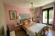 Amplio piso de 3 dormitorios en urbanización privada con piscina, jardines y parking en Nueva Andalucía, Marbella