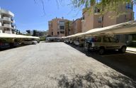 Amplio piso de 3 dormitorios en urbanización privada con piscina, jardines y parking en Nueva Andalucía, Marbella