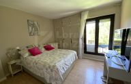 Amplio piso de 3 dormitorios en urbanización privada con piscina, jardines y parking en Nueva Andalucía, Marbella