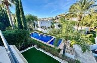 Exclusiva villa reformada en urbanización cerrada en la Nueva Milla de Oro, Estepona