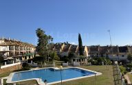Magnifica adosada de 3 plantas en urbanización con piscina en Marbella
