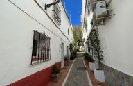 Sunny semi-detached townhouse with 3 floors with tourist license in Marbella Old town