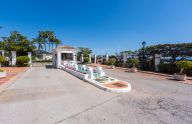 Excellent 3 bedrooms south-facing apartment with partial sea views in the prestigious Monte Paraíso Country Club.