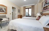 Excellent 3 bedrooms south-facing apartment with partial sea views in the prestigious Monte Paraíso Country Club.