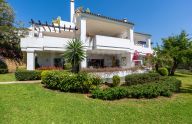 Excellent 3 bedrooms south-facing apartment with partial sea views in the prestigious Monte Paraíso Country Club.