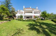 Excellent 3 bedrooms south-facing apartment with partial sea views in the prestigious Monte Paraíso Country Club.