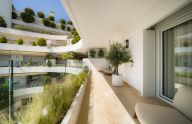 Exceptional Fully Refurbished 3-Bedroom Apartment on Marbella Golden Mile with Panoramic Sea Views