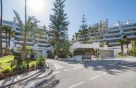 Exceptional Fully Refurbished 3-Bedroom Apartment on Marbella Golden Mile with Panoramic Sea Views