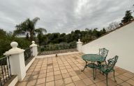 Excepcional villa de estilo andaluz con 4 dormitorios en El PAraiso, Estepona