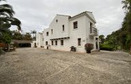 Excepcional villa de estilo andaluz con 4 dormitorios en El PAraiso, Estepona