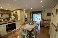 Excepcional villa de estilo andaluz con 4 dormitorios en El PAraiso, Estepona
