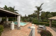 Excepcional villa de estilo andaluz con 4 dormitorios en El PAraiso, Estepona