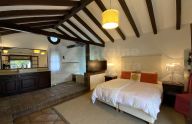 Excepcional villa de estilo andaluz con 4 dormitorios en El PAraiso, Estepona