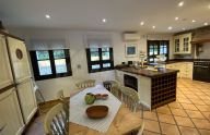 Excepcional villa de estilo andaluz con 4 dormitorios en El PAraiso, Estepona
