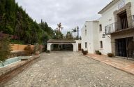 Excepcional villa de estilo andaluz con 4 dormitorios en El PAraiso, Estepona
