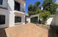 Amplia y luminosa casa adosada en esquina de 4 plantas en Marbella centro