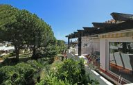 Spectacular 2-bedroom apartment in a gated community with a pool in Sierra Blanca, Marbella.