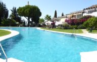 Spectacular 2-bedroom apartment in a gated community with a pool in Sierra Blanca, Marbella.