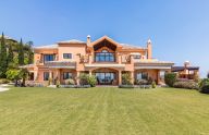 Magnificent villa with 5 bedrooms located in Benahavís