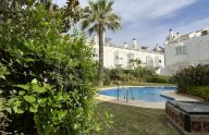 Spacious and sunny 3-storey townhouse in Altos de Puente Romano, Marbella