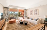 Espectacular apartamento de dos dormitorios en La Morera Playa, Marbella Este